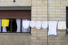 ropa tendío. Bragues blanques y balleta amarilla